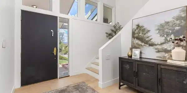 Image 4: Grand formal entry with natural lot Image 4: Grand formal entry with natural lot