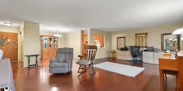 Image 4: This unit is one of the larger in Windsor Gardens Image 4: This unit is one of the larger in Windsor Gardens