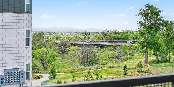 Image 4: Balcony Mountain Views