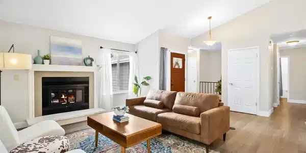 Image 2: Bright and inviting living space Image 2: Bright and inviting living space
