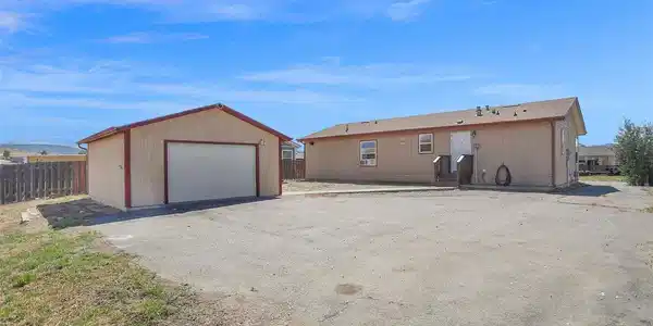 Image 3: House and Garage Image 3: House and Garage