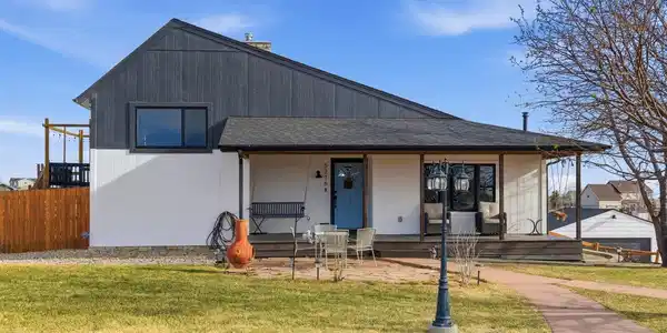 5216 Glen Dr