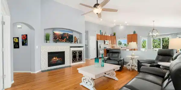 Image 4: Generously sized living room with gas fireplace Image 4: Generously sized living room with gas fireplace