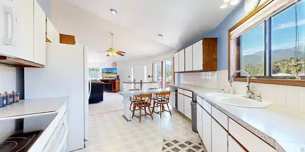 Image 4: Bright Kitchen with lots of cabinet and counter space and views from your window Image 4: Bright Kitchen with lots of cabinet and counter space and views from your window