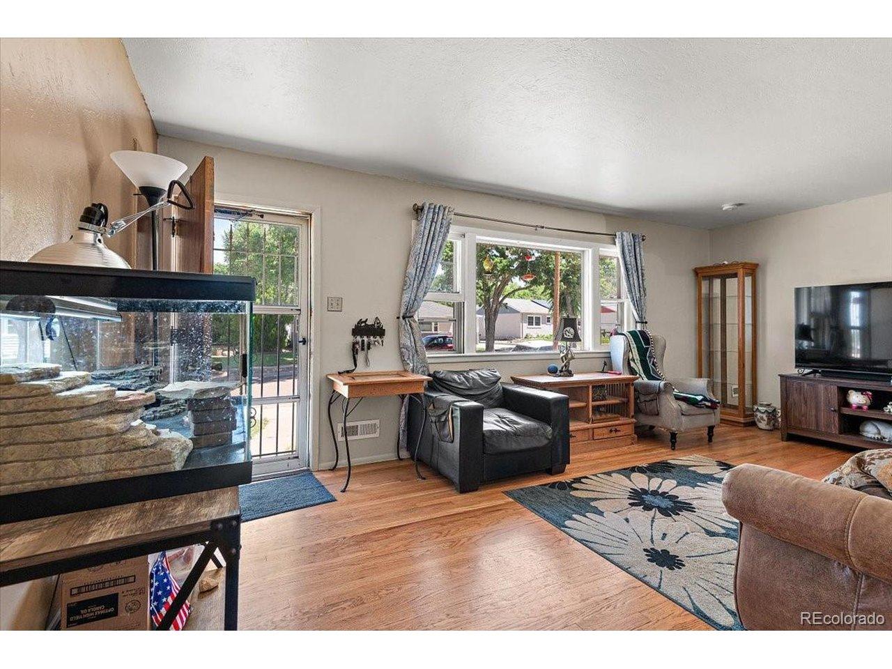 Image 3: Family Room Image 3: Family Room