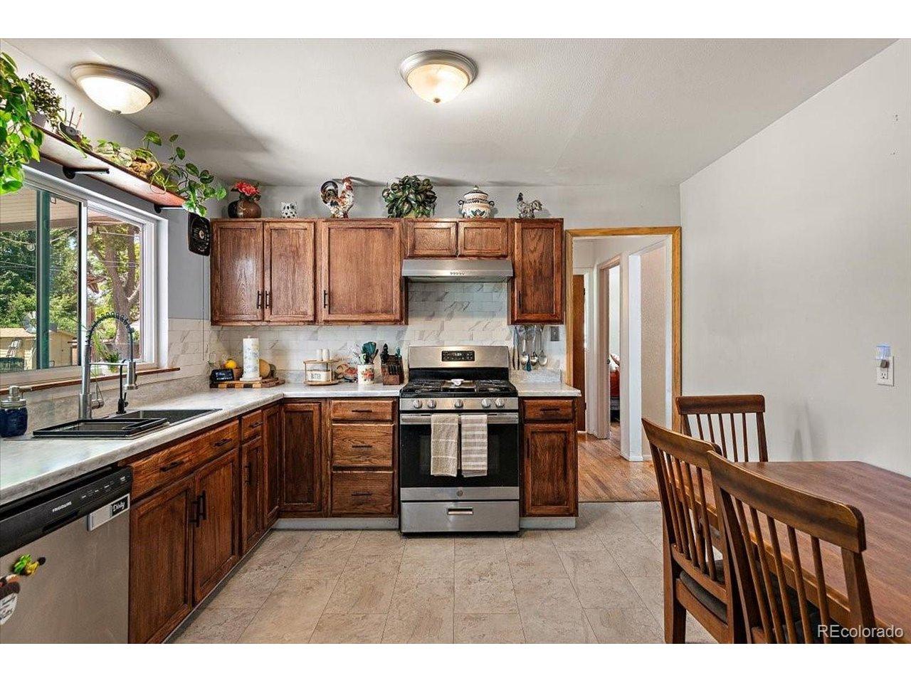 Image 4: Large Kitchen, Gas Range Image 4: Large Kitchen, Gas Range