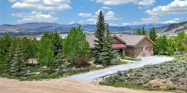 Image 3: Mature Landscaping