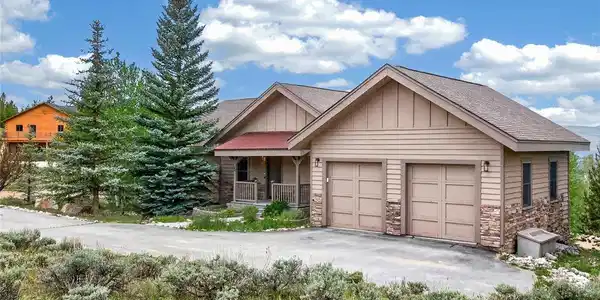 Image 4: 2-car garage