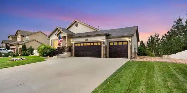 Image 4: 3 Car Garage with Ample Space
