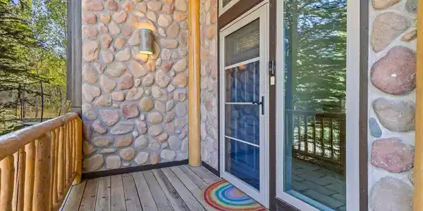 Image 3: Covered entryway Image 3: Covered entryway