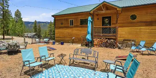 Image 4: The front yard is the perfect place for entertaining! Image 4: The front yard is the perfect place for entertaining!