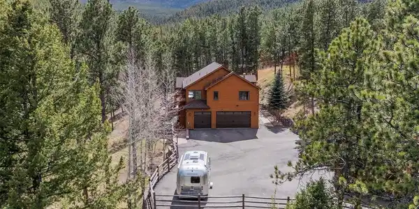 Image 2: Enough space for 8 cars on driveway and 3 cars in garage!