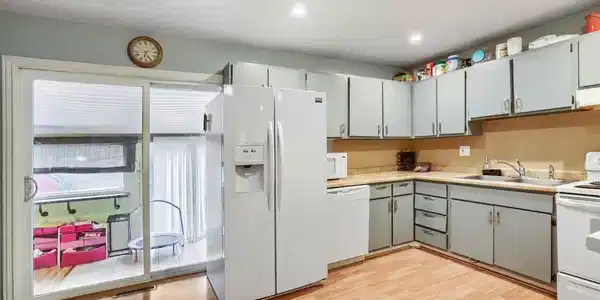 Image 4: Kitchen