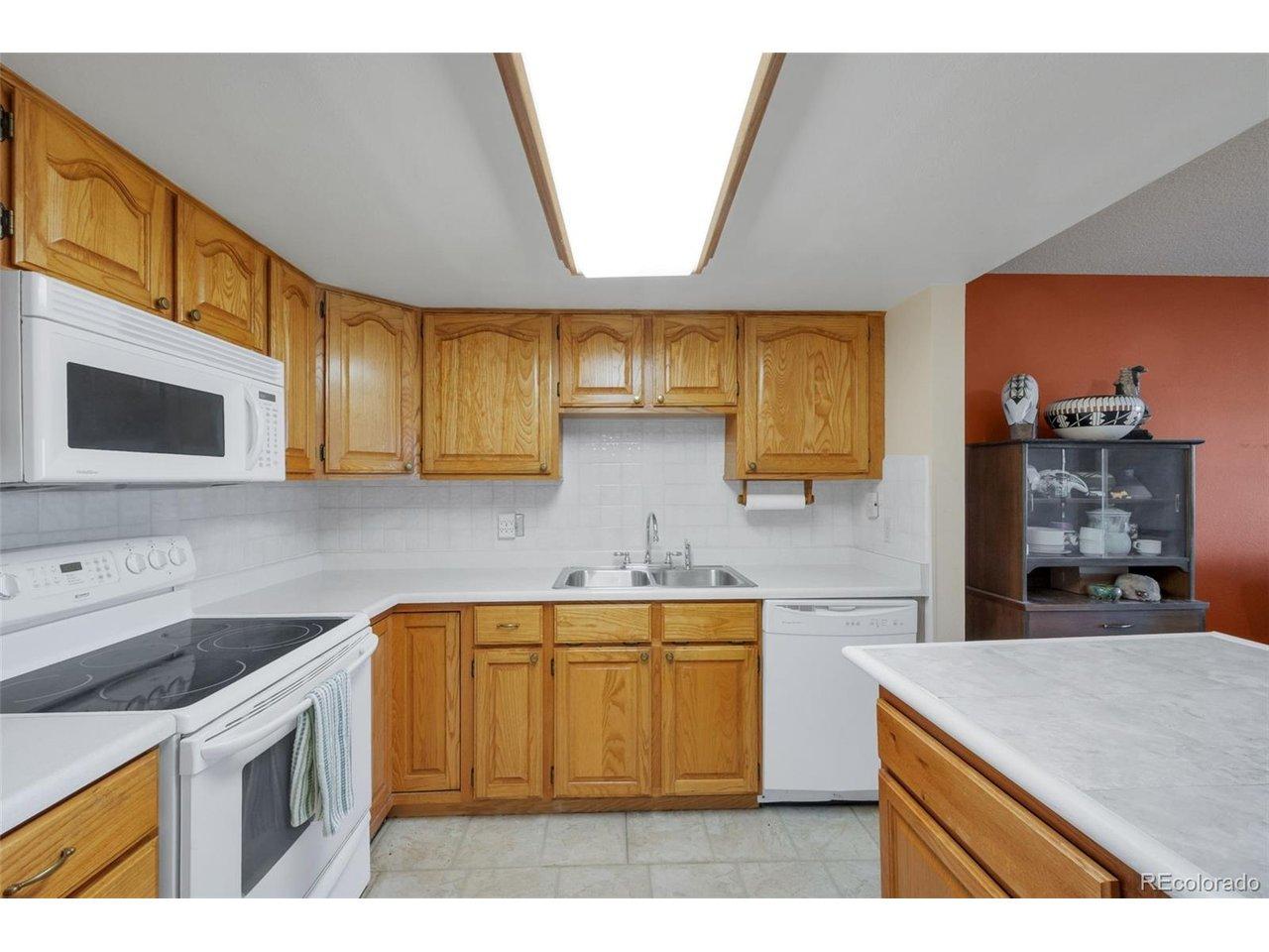 Image 3: Kitchen island!