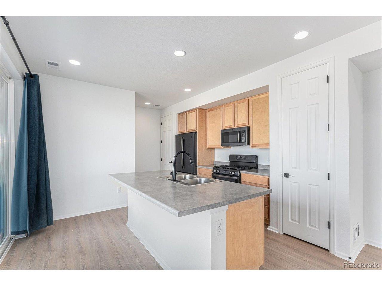 Image 4: Kitchen, new vinyl flooring Image 4: Kitchen, new vinyl flooring