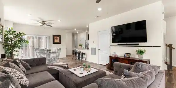 Image 4: Living Room Image 4: Living Room