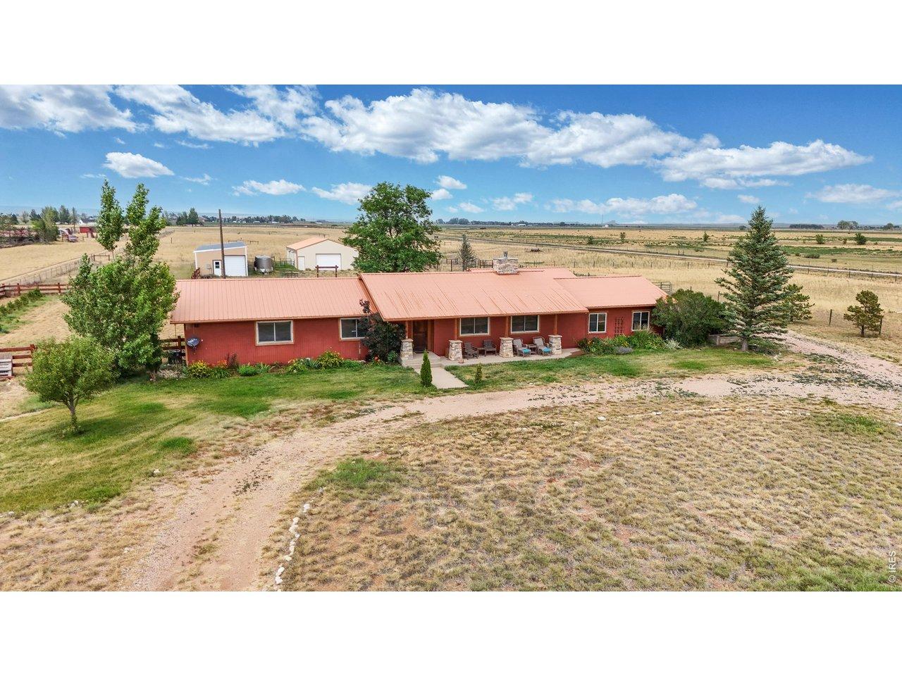 Image 2: 10-acres, fully fenced, 2 outbuildings