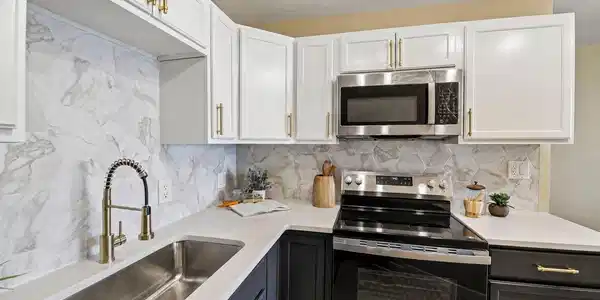 Image 3: Fully remodeled two tone kitchen Image 3: Fully remodeled two tone kitchen