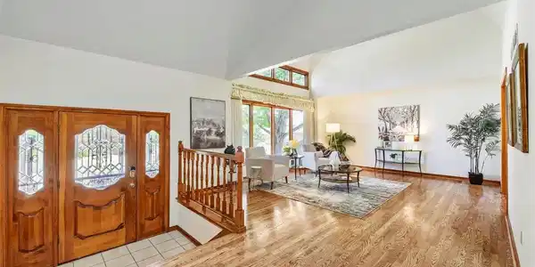 Image 3: Living Room