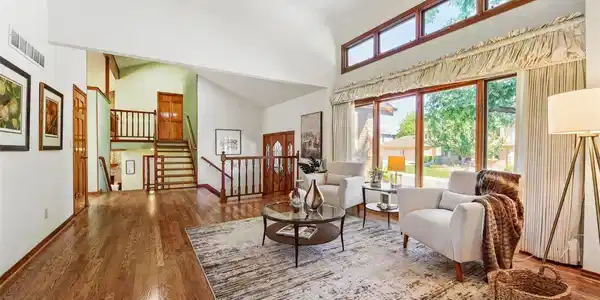 Image 4: Living Room