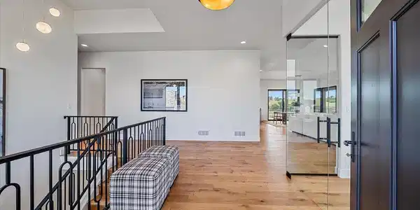 Image 4: Entry filled with natural sunlight Image 4: Entry filled with natural sunlight