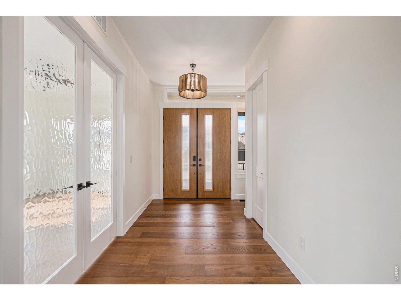 Image 4: Expansive Welcoming Foyer Image 4: Expansive Welcoming Foyer