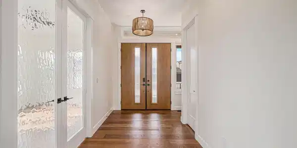 Image 4: Expansive Welcoming Foyer