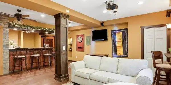 Image 3: Wet Bar and Media Room with built-in movie projector Image 3: Wet Bar and Media Room with built-in movie projector