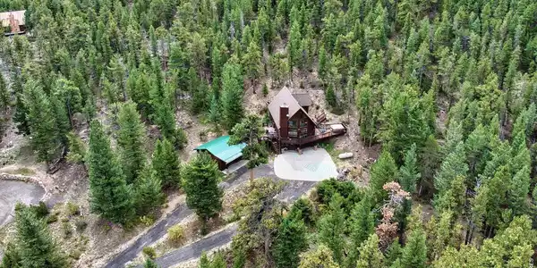 Image 4: A mountain retreat nestled in Estes Park. Image 4: A mountain retreat nestled in Estes Park.