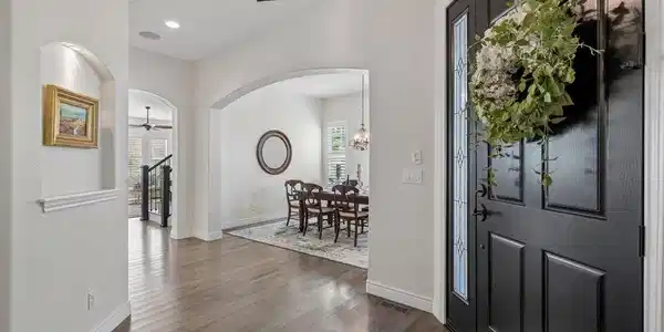 Image 4: Elegant Foyer Image 4: Elegant Foyer