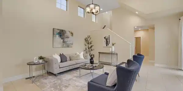 Image 4: Living Room