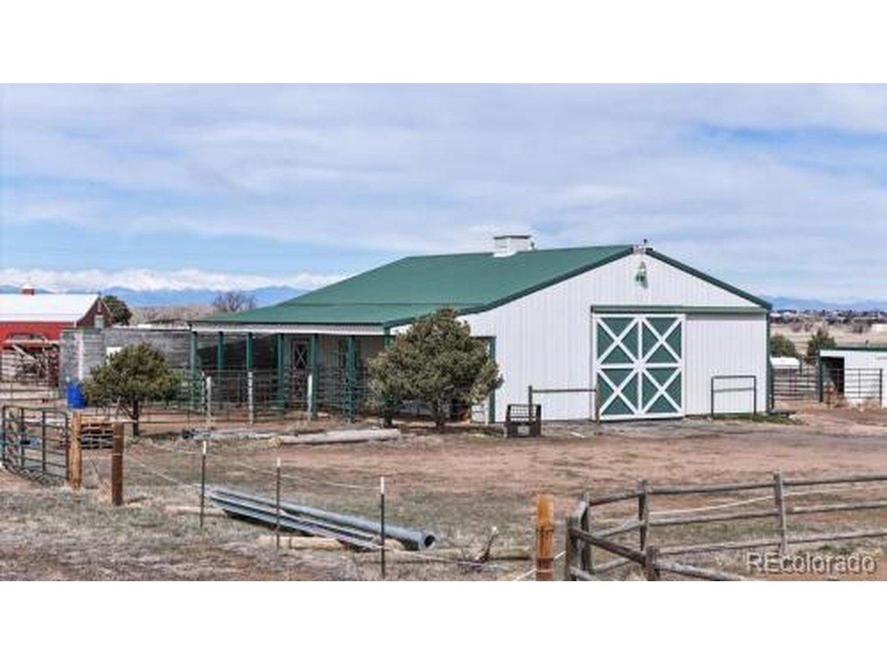Image 2: 40x30 4 Stall Stable with Hay Storage Image 2: 40x30 4 Stall Stable with Hay Storage