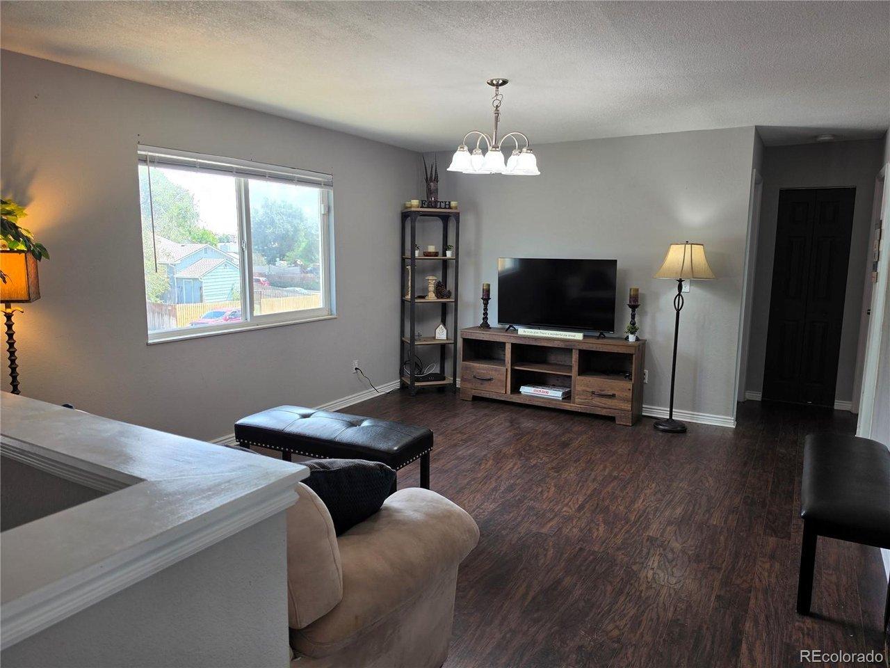 Image 3: Welcoming living room Image 3: Welcoming living room