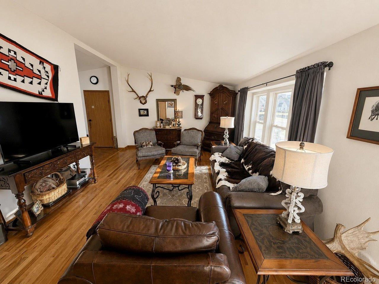 Image 3: Living Room