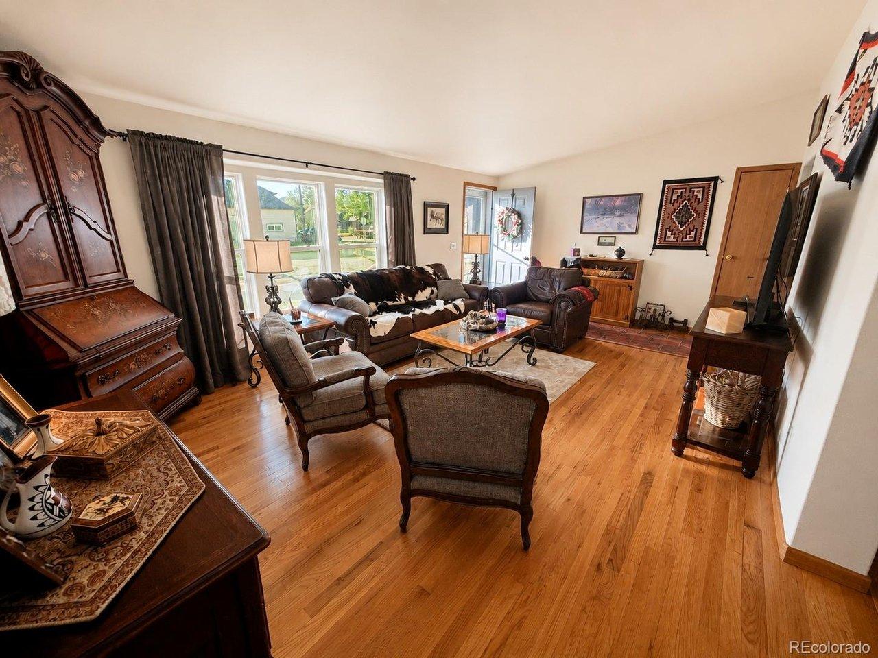 Image 4: Living Room