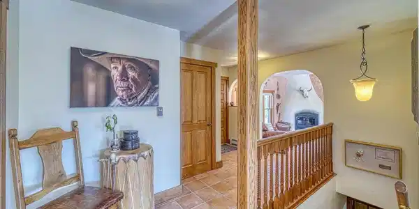 Image 4: entry way Image 4: entry way