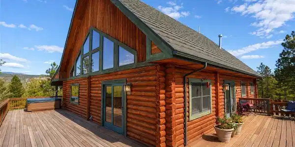 Image 2: Spacious deck with hot tub Image 2: Spacious deck with hot tub