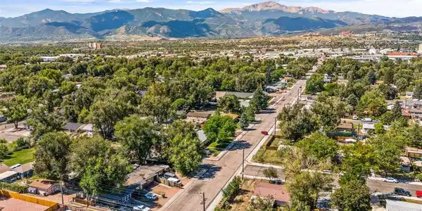 Image 4: Great corner-lot investment opportunity with tons of potential! Image 4: Great corner-lot investment opportunity with tons of potential!