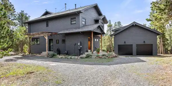 Image 4: Convenient circular driveway Image 4: Convenient circular driveway