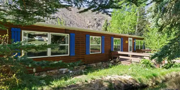 Image 2: Serene mountain getaway!