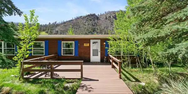 Image 3: Front deck
