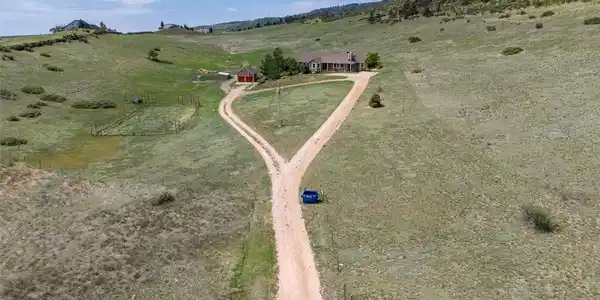Image 3: A welcoming approach leads from the road to the residence. Image 3: A welcoming approach leads from the road to the residence.