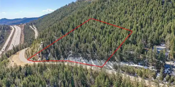 Image 3: Estimated Lot Lines, lot to the West (right) is available for sale by another agent for combined lot opportunity of nearly 6 acres.
