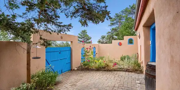 Image 4: Enclosed courtyard
