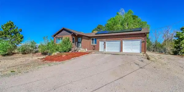 Image 3: Front of house. The side has an RV pad with acces to water, electricity and a direct access to the sewer. Image 3: Front of house. The side has an RV pad with acces to water, electricity and a direct access to the sewer.