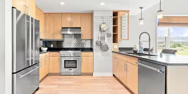 Image 2: Open kitchen - entertainer's dream! Image 2: Open kitchen - entertainer's dream!