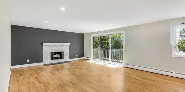 Image 4: Livingroom with Wood Burning fireplace Image 4: Livingroom with Wood Burning fireplace