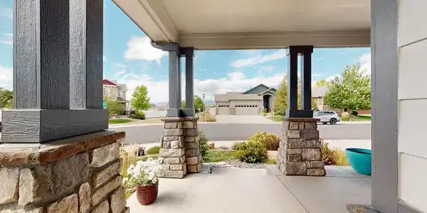 Image 4: Beautiful stone columns flank the covered patio Image 4: Beautiful stone columns flank the covered patio