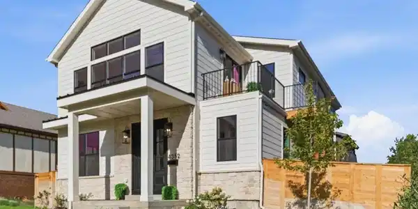 Image 2: Stunning custom home