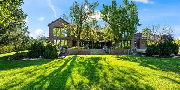 Image 2: Set on a 1.10 ACRE lot at the end of a private cul-de-sac Image 2: Set on a 1.10 ACRE lot at the end of a private cul-de-sac